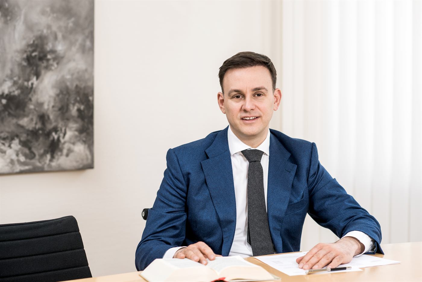 Rechtsanwalt Dr. Christian Alexander Koch am Besprechungstisch