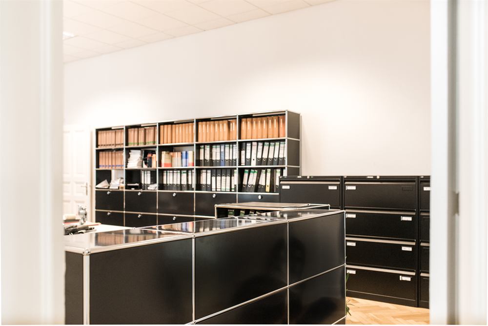 Büro der Kanzlei mit Fachliteratur