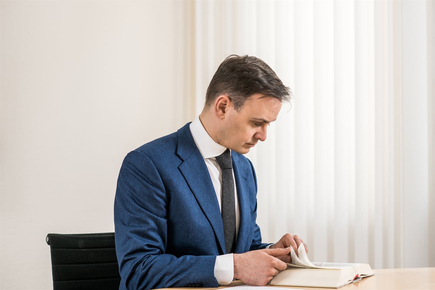 Rechtsanwalt Dr. Christian Alexander Koch beim Lesen