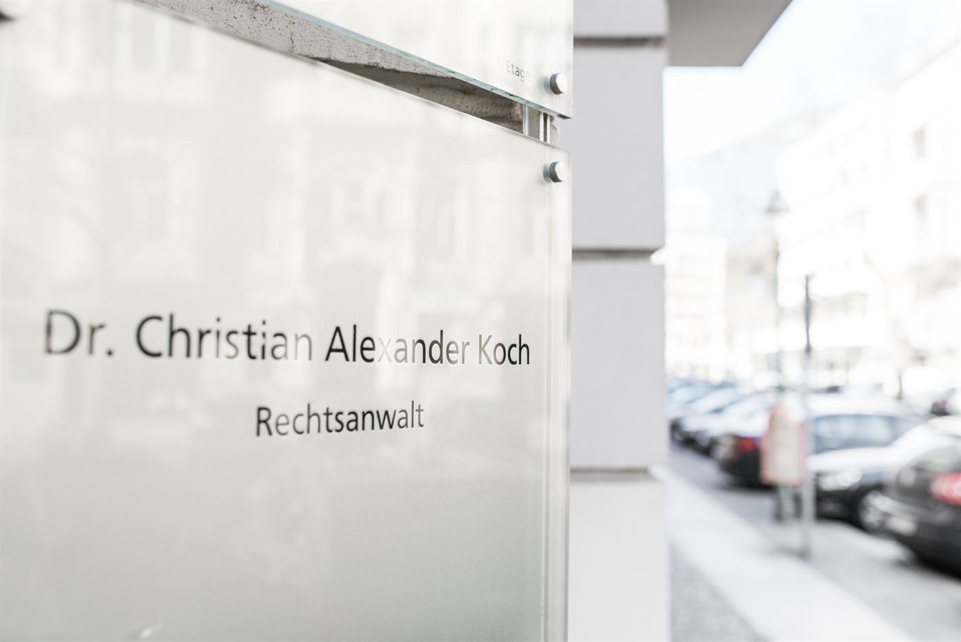 Kanzleischild von Rechtsanwalt Dr. Christian Alexander Koch am Eingang